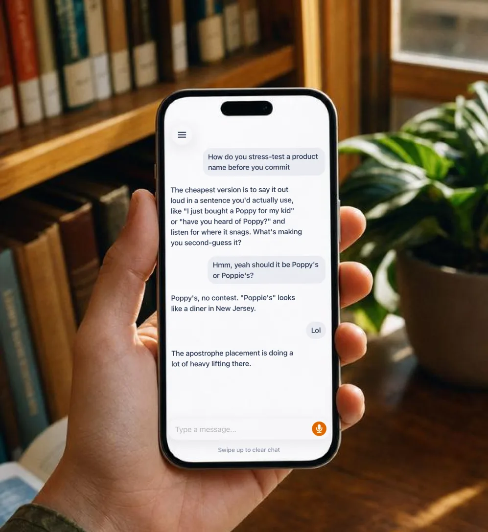Poppy-appen på en iPhone, med et samtaleeksempel på engelsk.